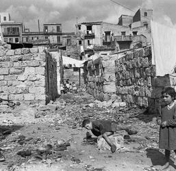 PALERMO glimp van een arm dorp, waar de straten nog steeds bedekt zijn met puin, overblijfselen van de bombardementen in 1943