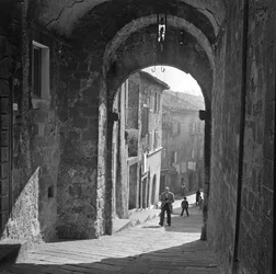 Gezicht op een straat in Abbadia San Salvatore, Siena, Toscane, Italië