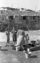 VROUWEN BIJ DE FONTEIN