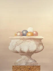 Marmeren witte vaas met zes marmeren ballen