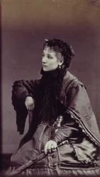 Portret van Sarah Bernhardt (1844-1923) in stadskostuum