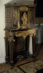 Kunst Frankrijk: Kabinet siert de figuur van koning Lodewijk XIV in Hercules Gaulois. Meubilair door Andre Boulle rond 1700. Hoogte: 1,87m. Parijs, Musee Du Louvre