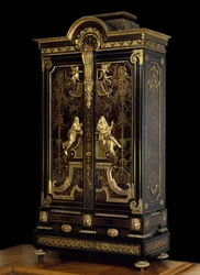 Louis XIV stijl meubilair (1661-1715): kast versierd met figuren van Aspasie en Socrates gemaakt van eikenhout, ebbenhout en vergulding door Andre Boulle (1642-1732) Rond 1710 Parijs. Louvre Museum