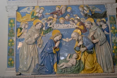 Geboorte met Sint Franciscus en Sint Antonius, geglazuurd terracotta door Andrea Della Robbia, La Verna heiligdom, Chiusi della Verna, Toscane, Italië