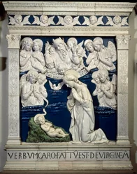 De geboorte. Voorstelling van de Heilige Drie-eenheid met God, Jezus Christus en de duif van de Heilige Geest. Hoog reliëf keramiek door Andrea della Robbia