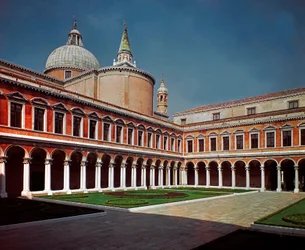 Renaissance architectuur: uitzicht op de kloostergang van de kerk van San Giorgio Maggiore ontworpen door de architect Andrea Palladio