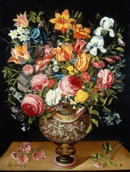 Rozen, tulpen, narcissen, irissen en andere bloemen in een gebeeldhouwde urn en een lieveheersbeestje op een rand