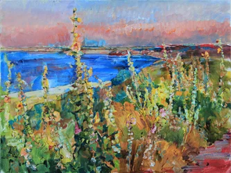 Zonsondergang boven bloemen aan de kust