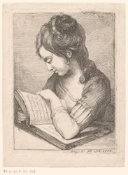 Lezende jonge vrouw aan een tafel, haar elleboog rustend op een boek