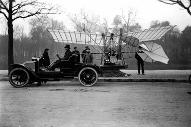 Vliegenier Alberto Santos Dumont (Santos-Dumont) (1873-1932) draagt zijn vliegtuig in zijn auto. Privécollectie
