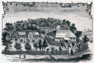 Buitenaanzicht van de pastorie en school van Hell Ville, hoofdstad van het eiland Nosy Be in Madagaskar. Gravure in 