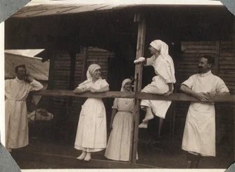 Eerste Wereldoorlog 1914-1918: verpleegsters en artsen in blouse praten in Couville, Manche, Laag-Normandië, Frankrijk. Anonieme foto juli 1917. Privécollectie, Stella.