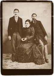 Jeanne Proust geboren Weil (1849-1905) en haar twee zonen Marcel en Robert (1873-1935), Anoniem. Zilvergelatine Fotografie, ca. 1891