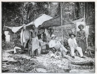 Missie van de Franse kapitein Louis Gustave Binger (1856-1936): kamp van de missie in Afforenou, Ivoorkust. Gravure in 
