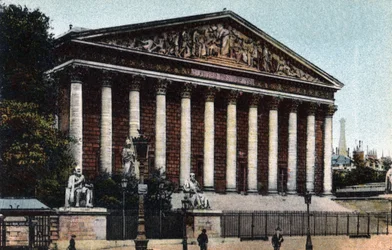 Parijs: buitenaanzicht van de Kamer van Afgevaardigden (Nationale Vergadering, Palais Bourbon). Foto uit 1920 in het 