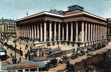 Parijs: buitenaanzicht van het Palais Brongniart (Parijse Beurs), gebouwd tussen 1808-1826 door Alexandre Brongniart (1770-1847). Foto uit 1920 in “Artistic Album” van de stad Parijs. Privécollectie.