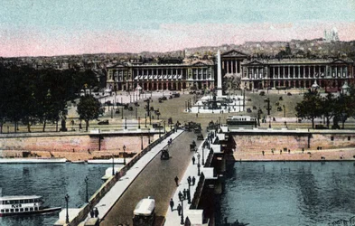 Parijs: panorama van de brug en Place de la Concorde met de obelisk en de kerk van de Madeleine, genomen vanaf de Basiliek van het Heilig Hart in Montmartre.