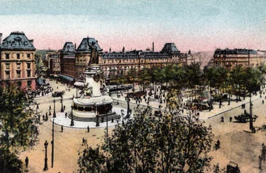 Parijs: uitzicht op de Place de la Republique met het standbeeld van de Republiek