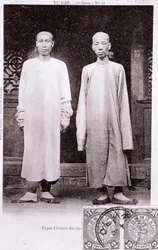 Portret van twee Chinezen uit de Yunnan-regio in traditionele klederdracht. Fotografie uit het begin van de 20e eeuw - Privécollectie