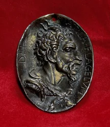 Zilveren medaille met de beeltenis van Attila (395-453) koning van de Hunnen, bloem van god. Parijs, Louvre Museum