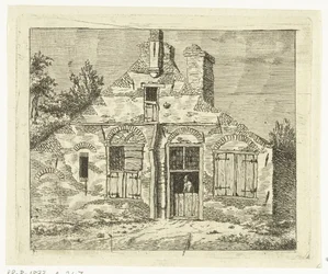 Man in oud huis, naar buiten kijkend over de deur