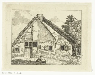 Vrouw met mand zittend voor een huis
