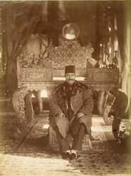 Nasruddin Shah zittend voor de Pauwentroon, Golestanpaleis, Teheran