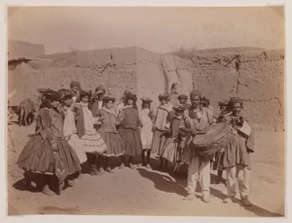 Groep vrouwen dansend in stamkostuum
