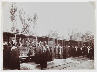 Gesluierde vrouwen die een trein instappen