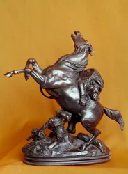 Leeuw valt een paard aan Bronzen beeldhouwwerk door Antoine Louis Barye (1795-1875) 19e eeuw. Parijs, Louvre Museum