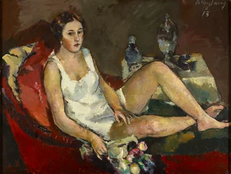 Jonge vrouw op rode sofa
