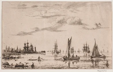 Schepen en boten in rustig weer aan de kust