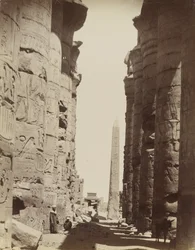 Zuilen en obelisk in Karnak