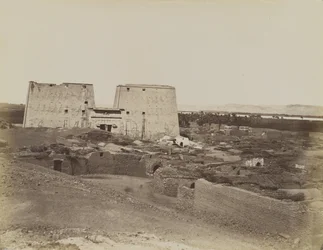 Edfu, uitzicht op Pylon en Dorp