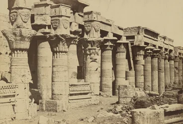 Philae: Colonnade met kapel van Nectanebo I
