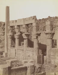 Philae, uitzicht vanuit het noordoosten op het zuidelijke uiteinde van de Westelijke Colonnade en de Veranda van Nectanebo bij de Tempel van Isis