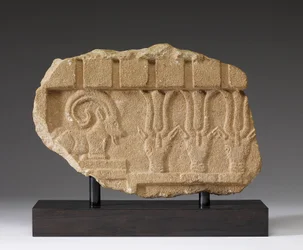 Fragment van een fries met een ibex en oryxen, 5e-4e eeuw v.Chr.