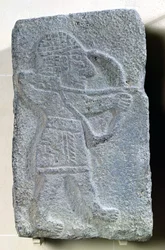 Orthostaat met afbeelding van een boogschutter uit het paleis van Kapara, koning van Guzama, Tell Halaf, Syrië