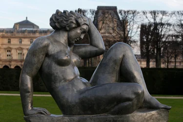 Jardin des Tuileries, Aristide Maillol, Montagne 1937 (lood), Parijs, Frankrijk (foto)