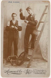 Portret van elektrische lichtinstallateurs,ca. 1904 (foto)