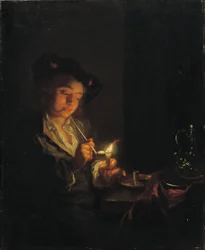 Een interieur bij kaarslicht met een jonge man zittend aan een tafel, zijn pijp aanstekend