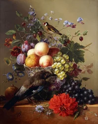 Perziken, Druiven, Pruimen en Bloemen in een Glazen Vaas met een Vlaamse Gaai op een Richel