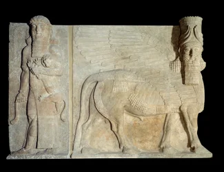Binnenplaats van het paleis van de koning van Assyrië Sargon II: androcephalische stier met held die een leeuw beheerst