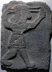 Figuur die een slinger werpt, Tel Halaf