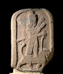 Stele met de godin Ishtar van Arbela die een leeuw vasthoudt. Basaltreliëf uit de Neo-Assyrische periode, 1000-612 v.Chr. 8e eeuw v.Chr. Parijs, Louvre Museum