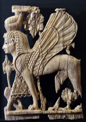 Gevleugelde griffioen met menselijk gezicht, Fenicische ivoren meubeldecoratie, Nimrud, 800-700 v.Chr.