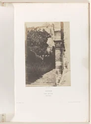 Zuil op het voorhof van de Heilig Grafkerk te Jeruzalem