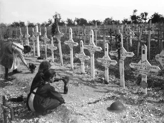 Franse kinderen verzorgen graven op Adelaide Cemetery van Australiërs die sneuvelden aan het westfront, Villers-Bretonneux, Frankrijk 26 augustus 1919