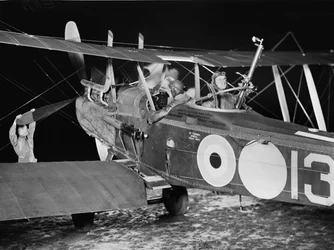Luitenant Stanley George Brearley, piloot, en luitenant Robert Harold Taylor, waarnemer, van No. 69 Squadron (Australisch), Royal Flying Corps (RFC), beginnen aan een nachtelijke bombardementsoperatie vanuit de ha