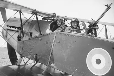 Luitenant Brown (links) en luitenant G Finlay (rechts), van het Australian Flying Corps in een Bristol Fighter, ca. december 1917